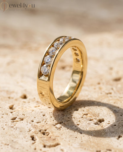 ROUND DIAMOND YELLOW GOLD BAND 