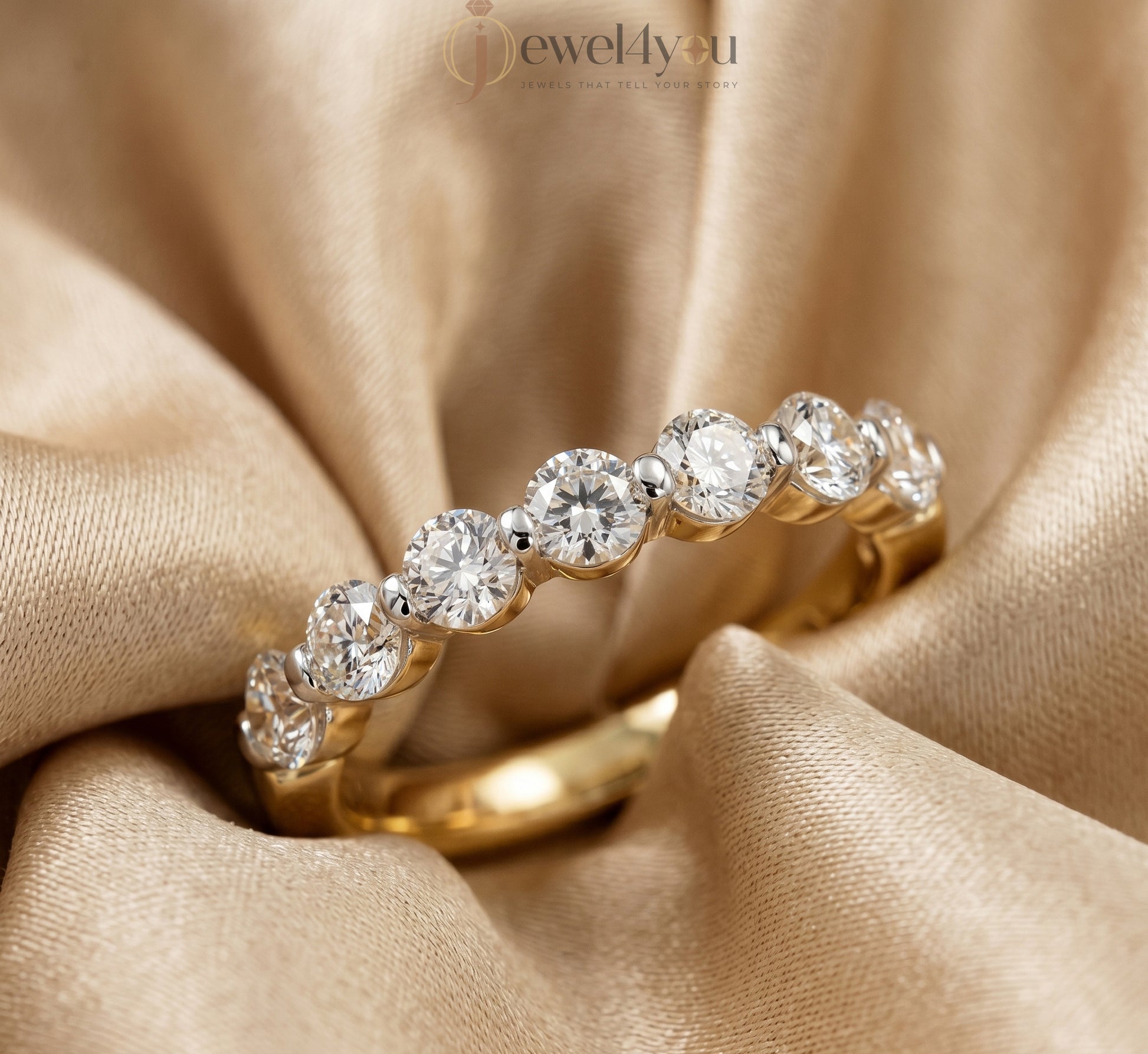 ROUND DIAMOND YELLOW GOLD BAND 