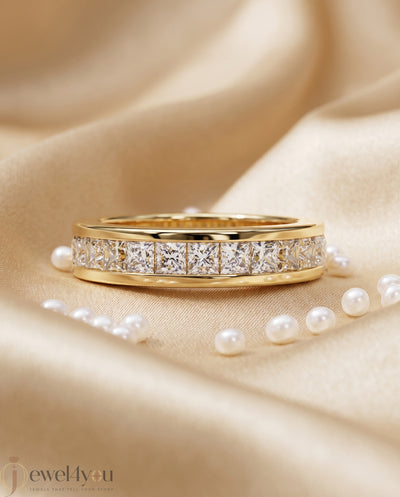 ROUND DIAMOND YELLOW GOLD BAND 