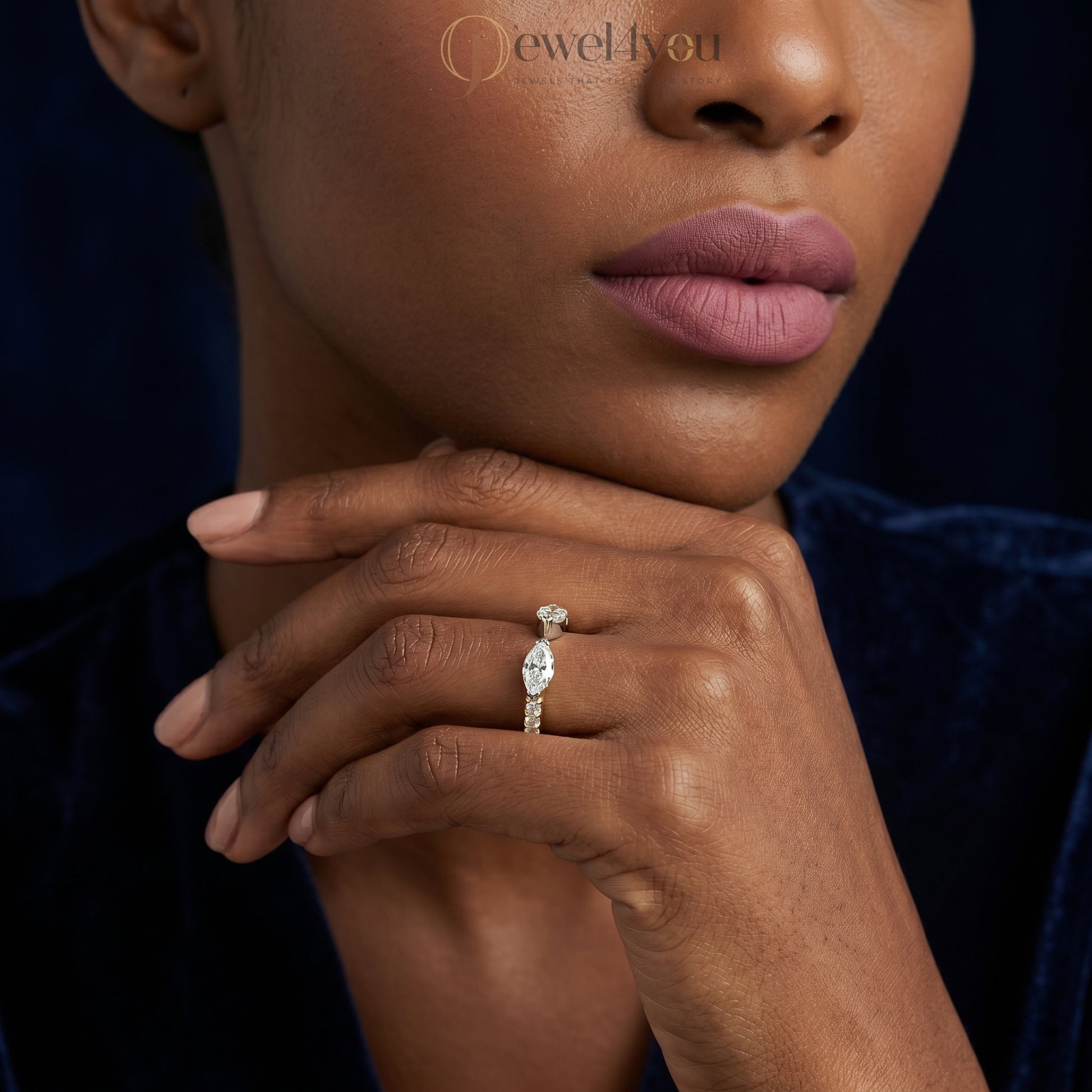 MARQUISE AND ROUND DIAMOND YELLOW GOLD RING 