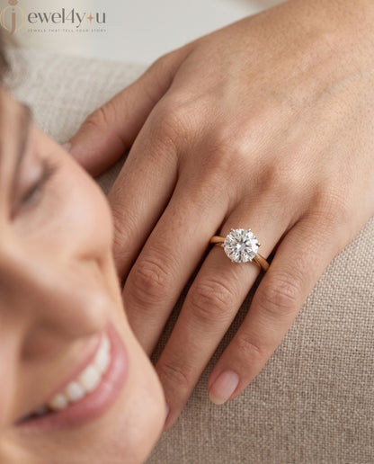 YELLOW GOLD SOLITAIRE ENGAGEMENT RING FEATURING A ROUND LAB DIAMOND 