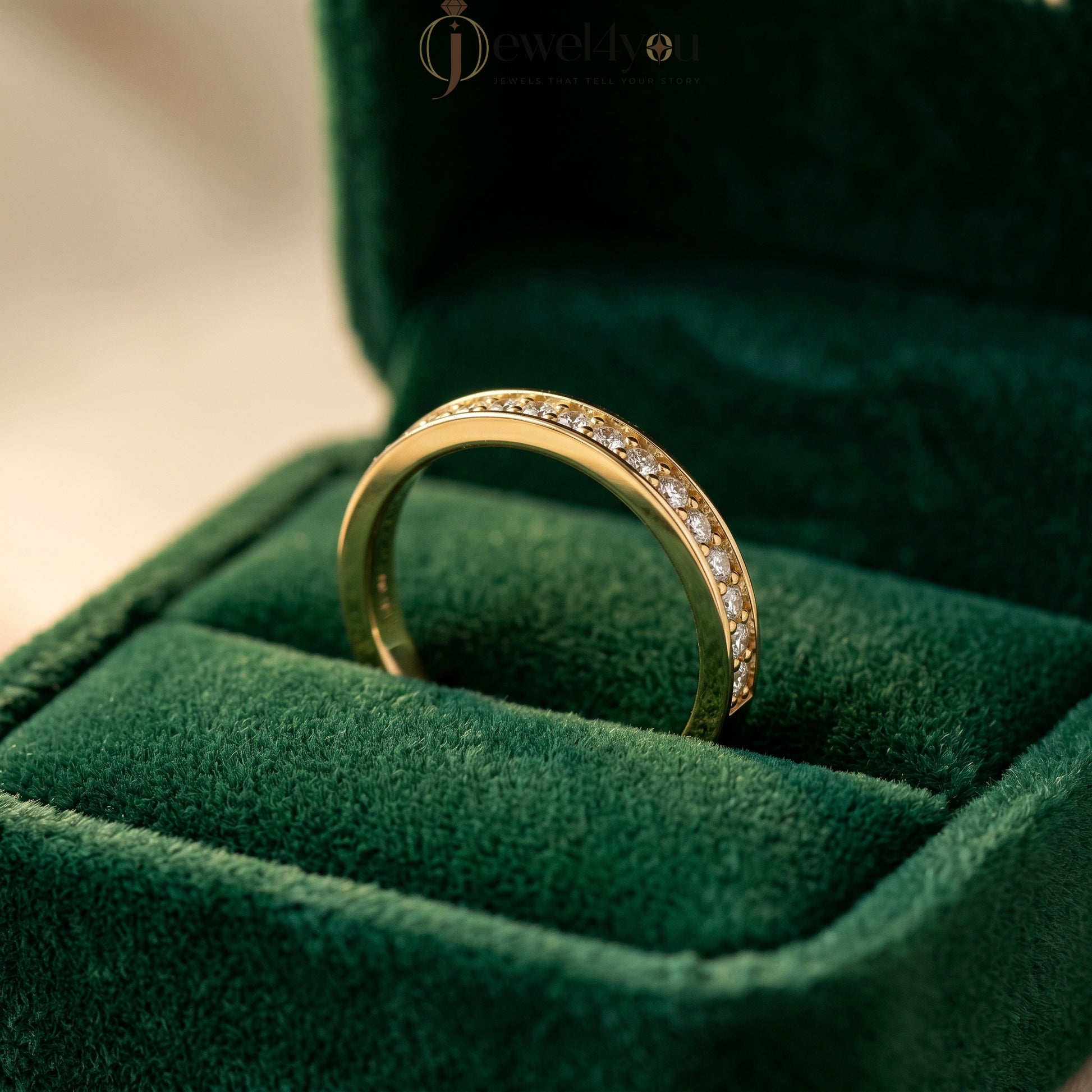 ROUND DIAMOND YELLOW GOLD BAND 