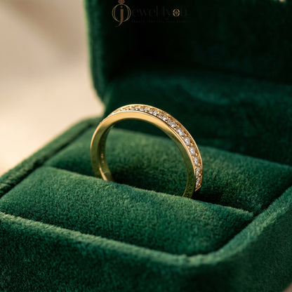 ROUND DIAMOND YELLOW GOLD BAND 