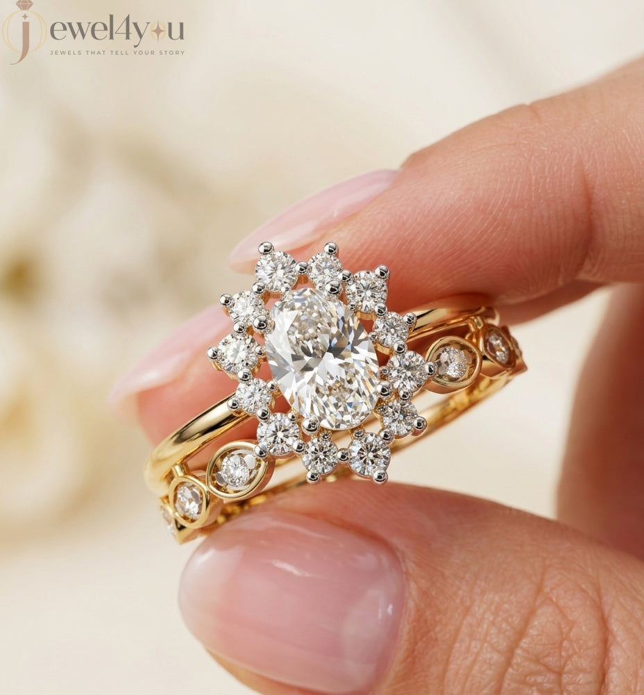 OVAL AND ROUND DIAMOND YELLOW GOLD HALO RING ##YELLOW GOLD
