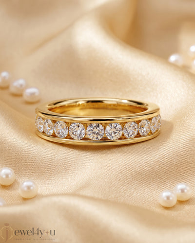 ROUND DIAMOND YELLOW GOLD BAND 