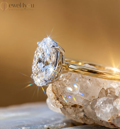 AURIQUE SOLITAIRE RING WITH OVAL-CUT LAB-GROWN DIAMOND IN YELLOW GOLD 
