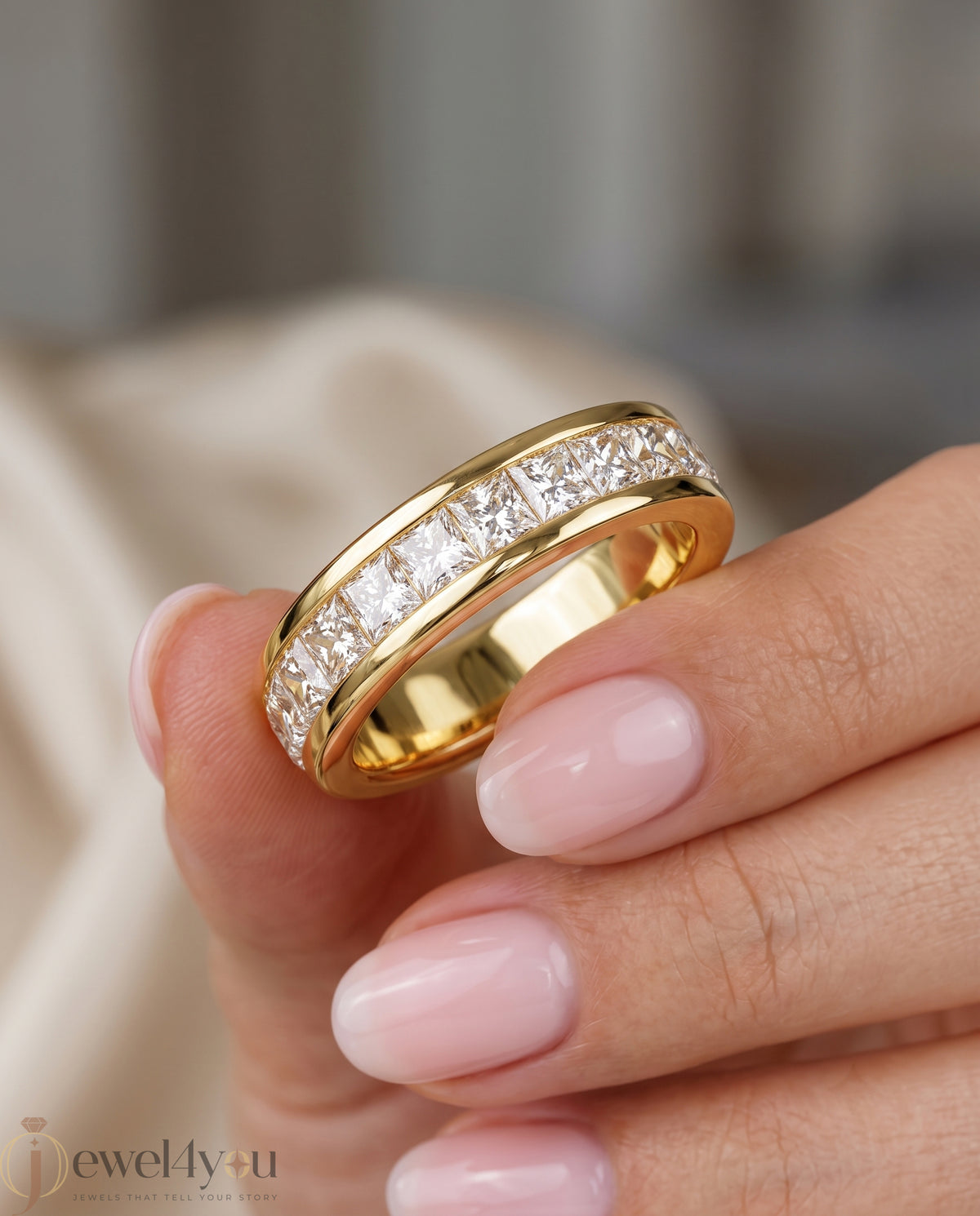 ROUND DIAMOND YELLOW GOLD BAND ##YELLOW GOLD