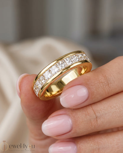ROUND DIAMOND YELLOW GOLD BAND 