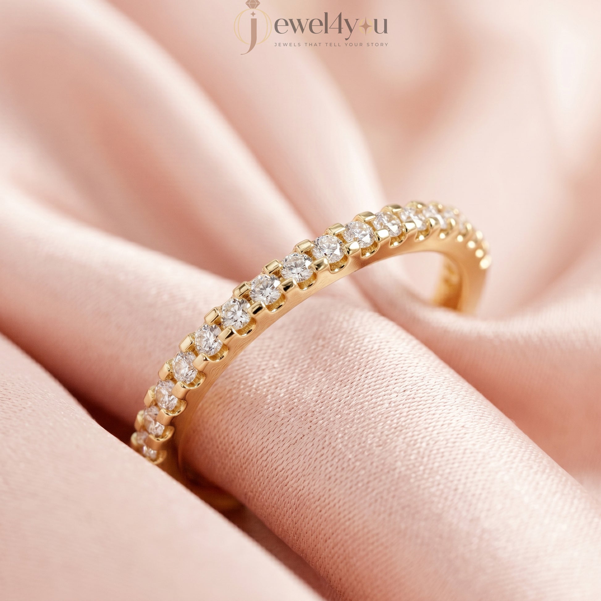 ROUND DIAMOND YELLOW GOLD BAND 