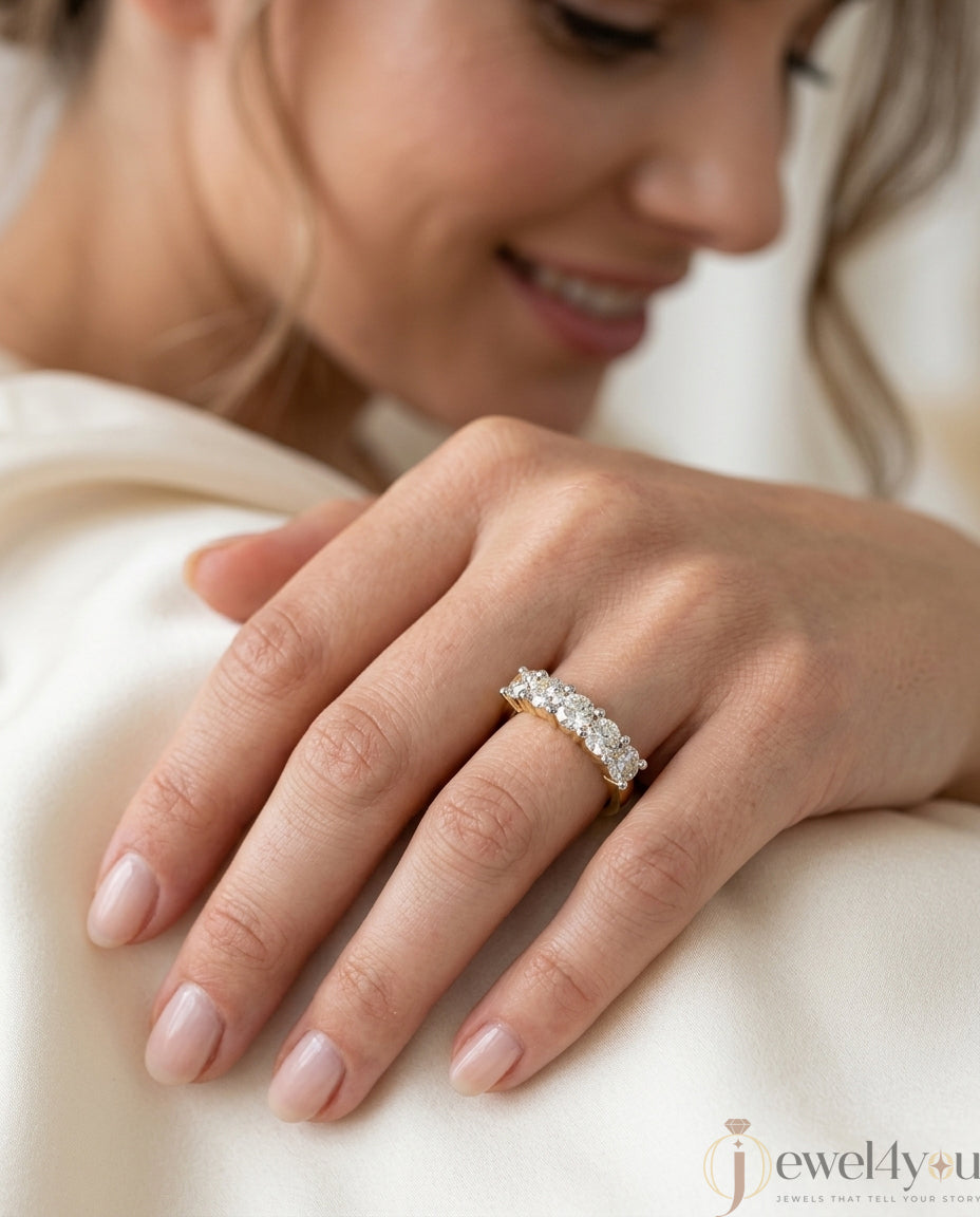 ROUND DIAMOND YELLOW GOLD BAND 