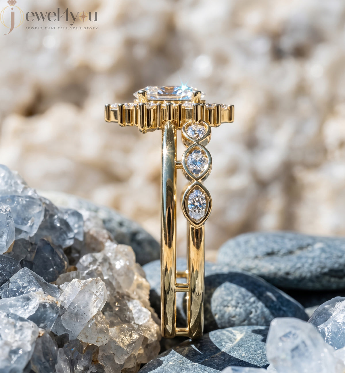 OVAL AND ROUND DIAMOND YELLOW GOLD HALO RING ##YELLOW GOLD