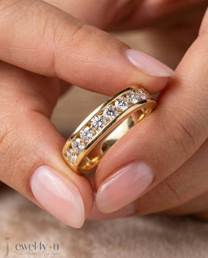 ROUND DIAMOND YELLOW GOLD BAND 