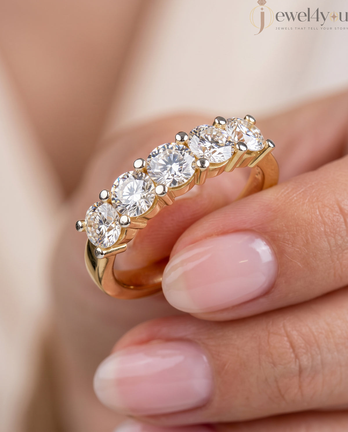 ROUND DIAMOND YELLOW GOLD BAND ##YELLOW GOLD