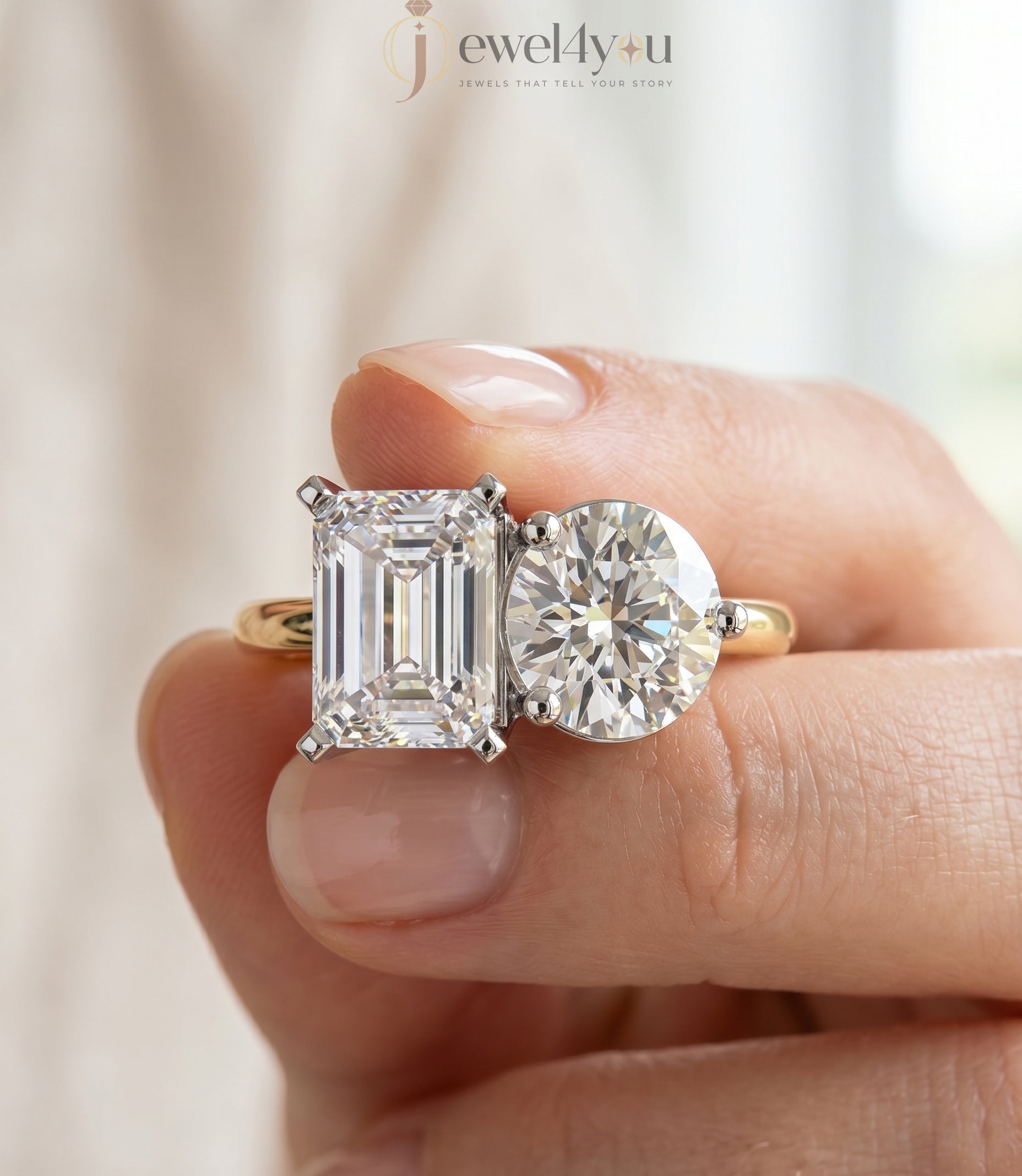 DUAL LAB-GROWN DIAMOND RING WITH RADIANT AND ROUND CUTS IN YELLOW GOLD BAR SETTING 