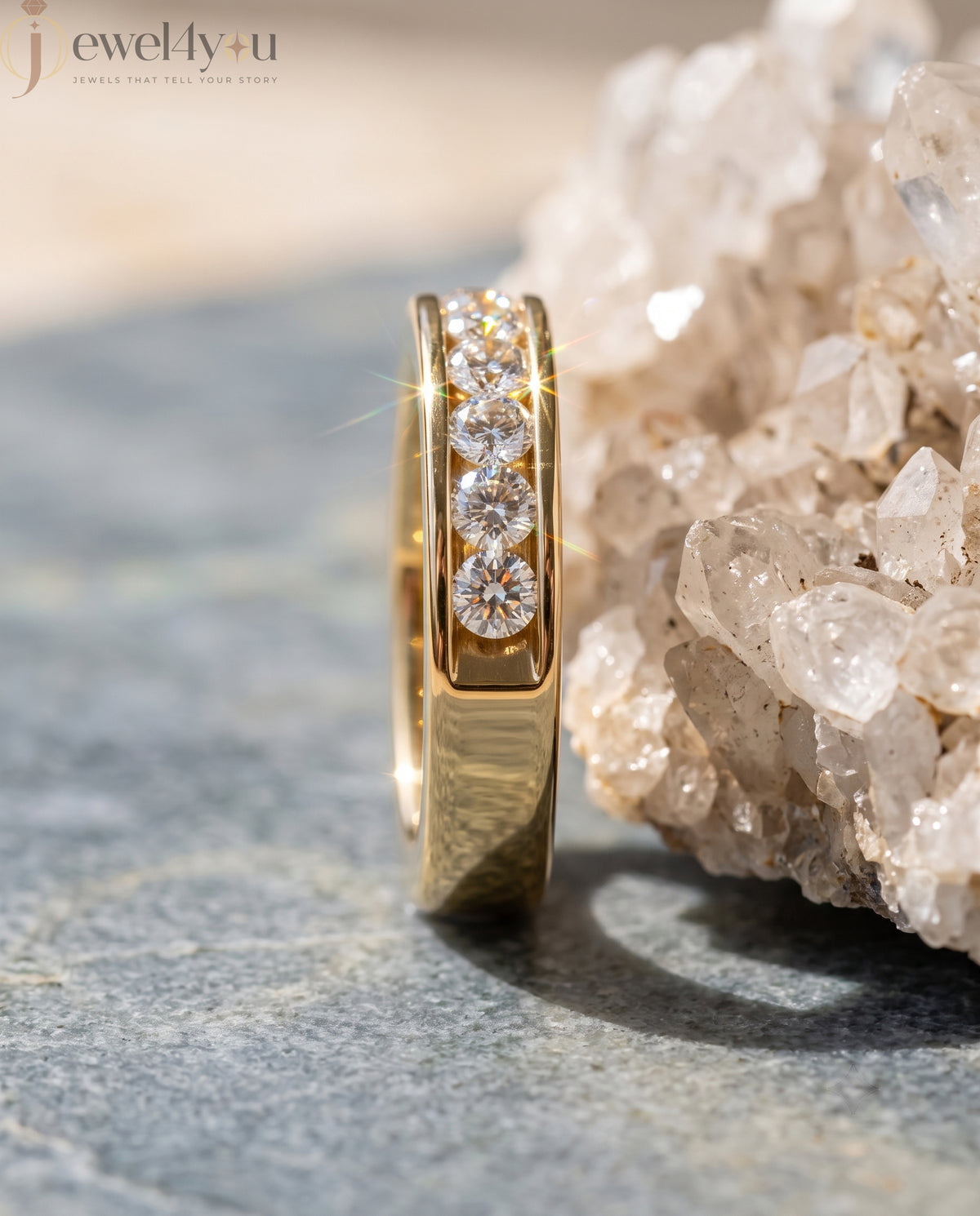 ROUND DIAMOND YELLOW GOLD BAND 