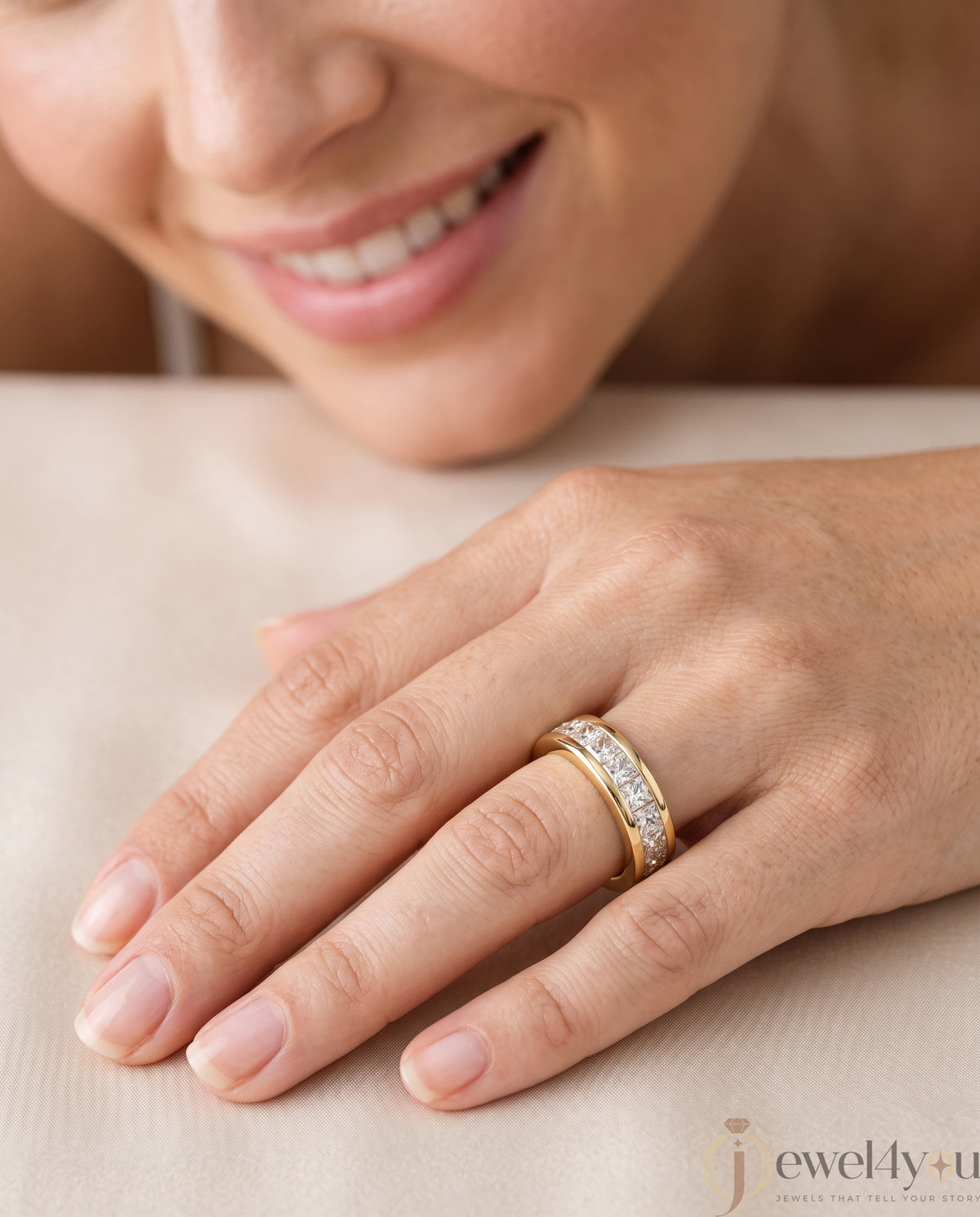 ROUND DIAMOND YELLOW GOLD BAND 