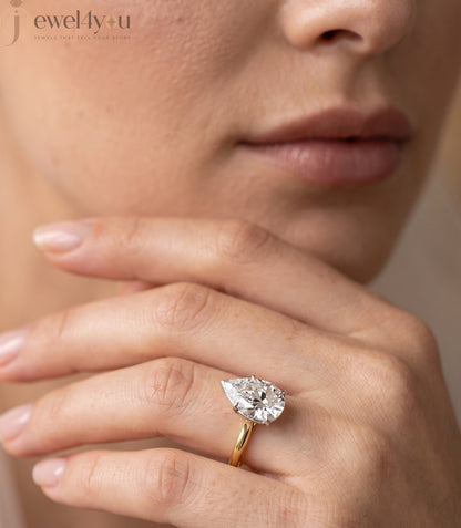 YELLOW GOLD PEAR-CUT LAB-GROWN DIAMOND ENGAGEMENT RING 