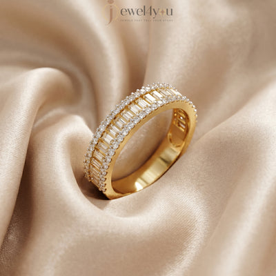 BAGUETTE AND ROUND DIAMOND YELLOW GOLD BAND 