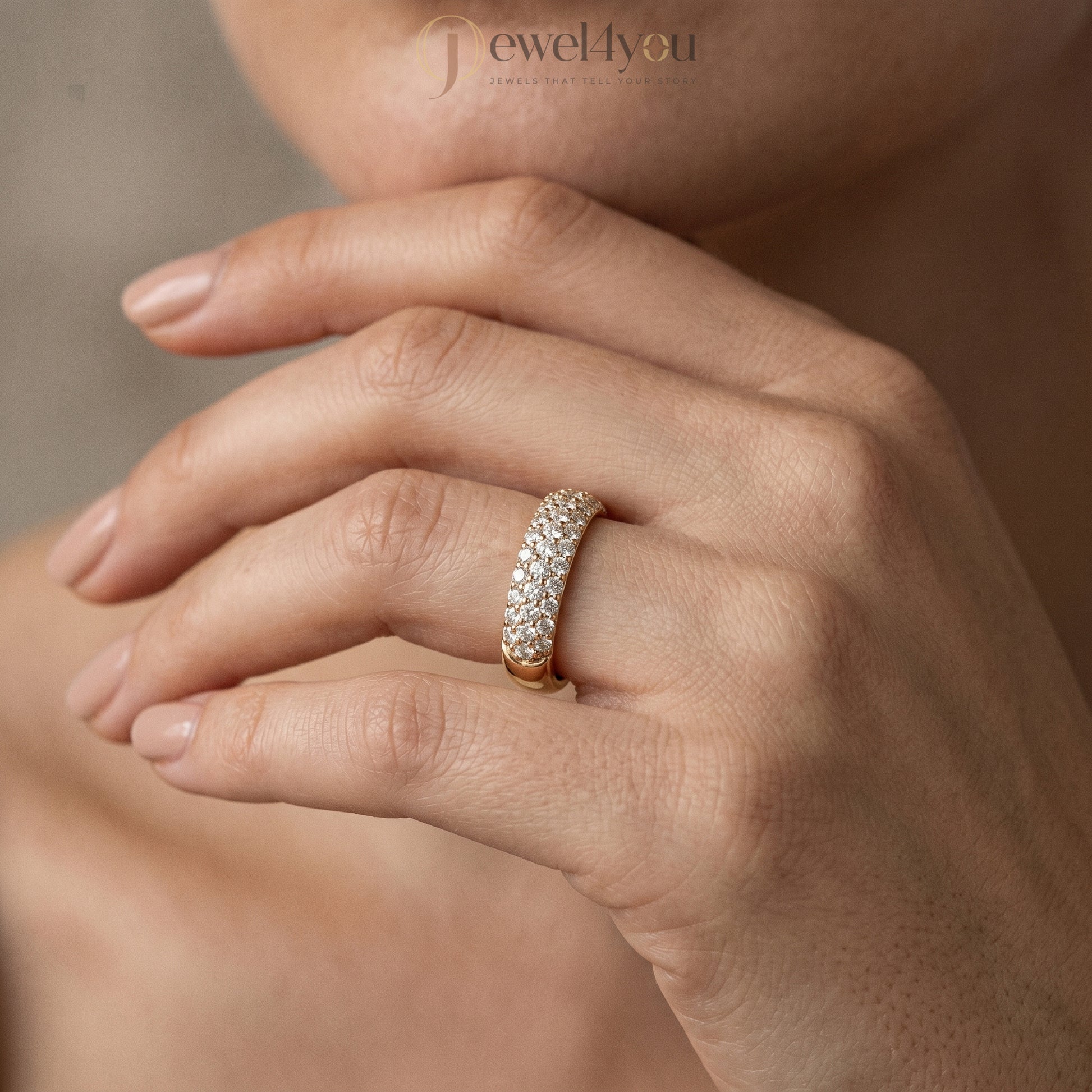 ROUND DIAMOND YELLOW GOLD BAND 