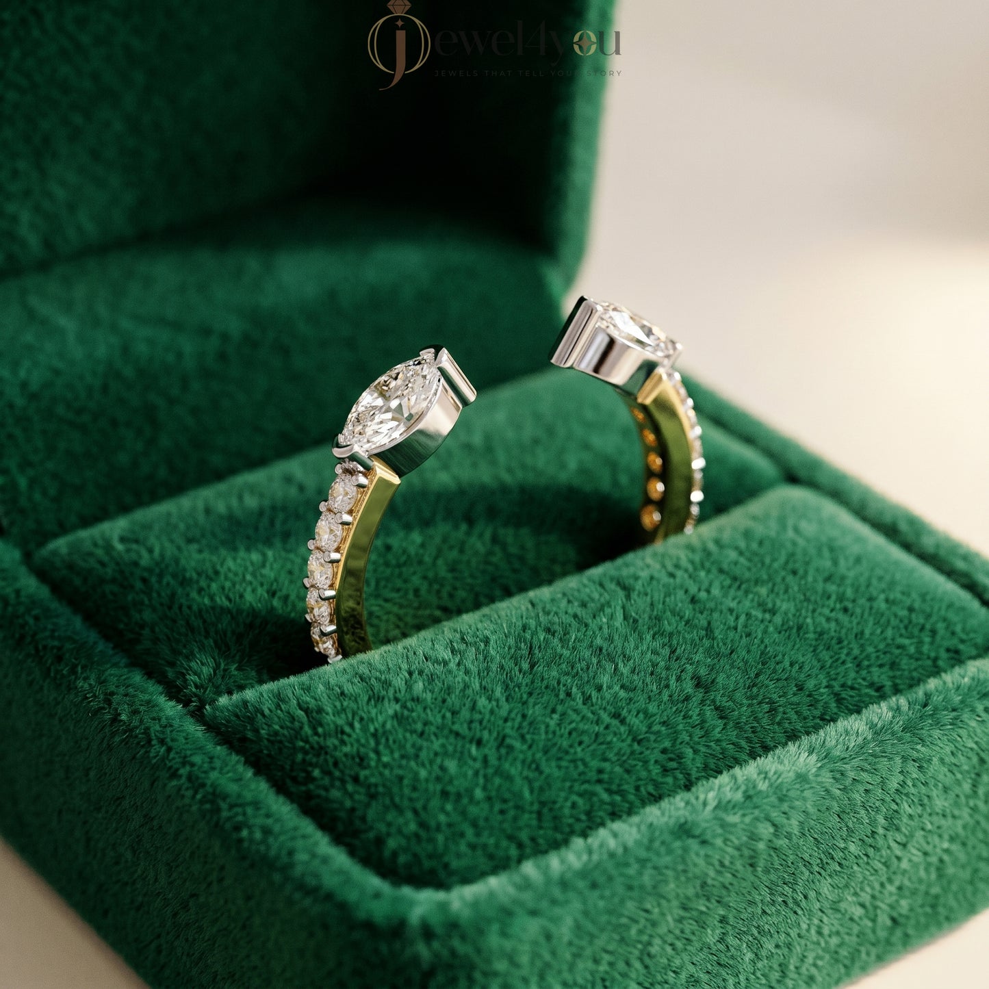 MARQUISE AND ROUND DIAMOND YELLOW GOLD RING ##YELLOW GOLD