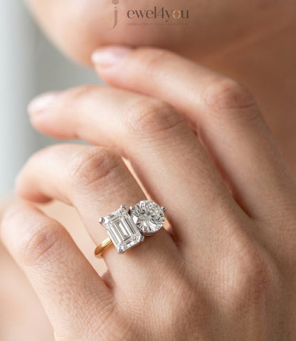 DUAL LAB-GROWN DIAMOND RING WITH RADIANT AND ROUND CUTS IN YELLOW GOLD BAR SETTING 