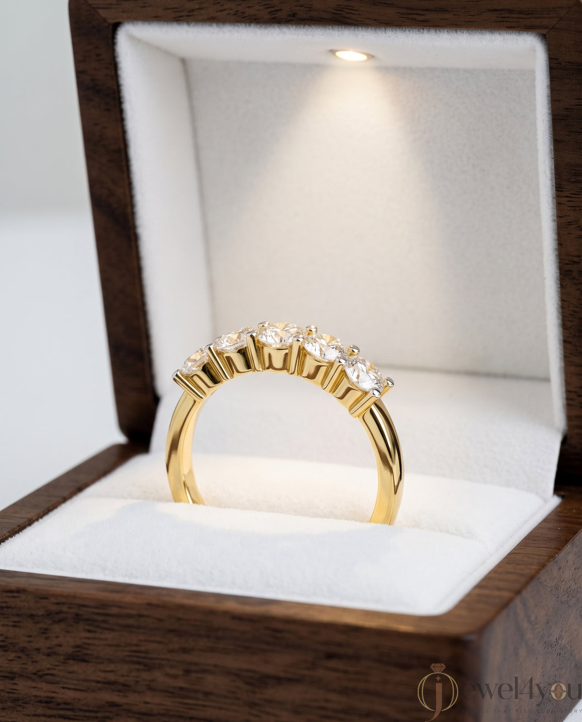 ROUND DIAMOND YELLOW GOLD BAND ##YELLOW GOLD