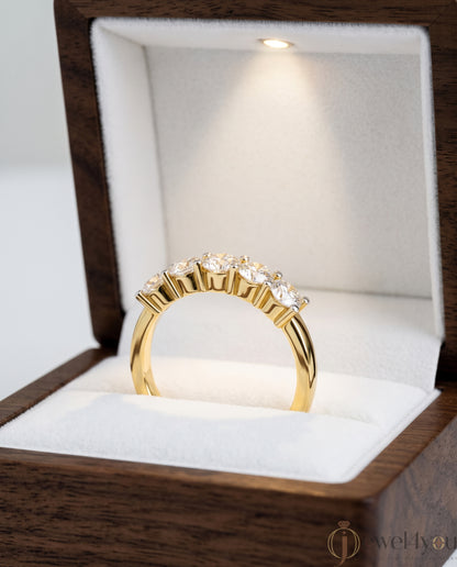 ROUND DIAMOND YELLOW GOLD BAND 