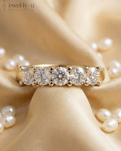 ROUND DIAMOND YELLOW GOLD BAND 