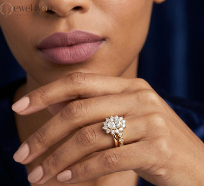 OVAL AND ROUND DIAMOND YELLOW GOLD HALO RING 
