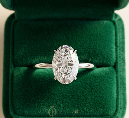AURIQUE SOLITAIRE RING WITH OVAL-CUT LAB-GROWN DIAMOND IN WHITE GOLD 