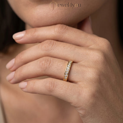 ROUND DIAMOND YELLOW GOLD BAND 