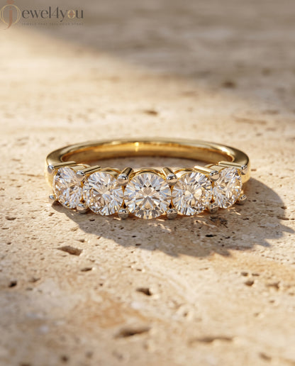 ROUND DIAMOND YELLOW GOLD BAND 