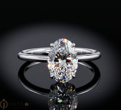 AURIQUE SOLITAIRE RING WITH OVAL-CUT LAB-GROWN DIAMOND IN WHITE GOLD 