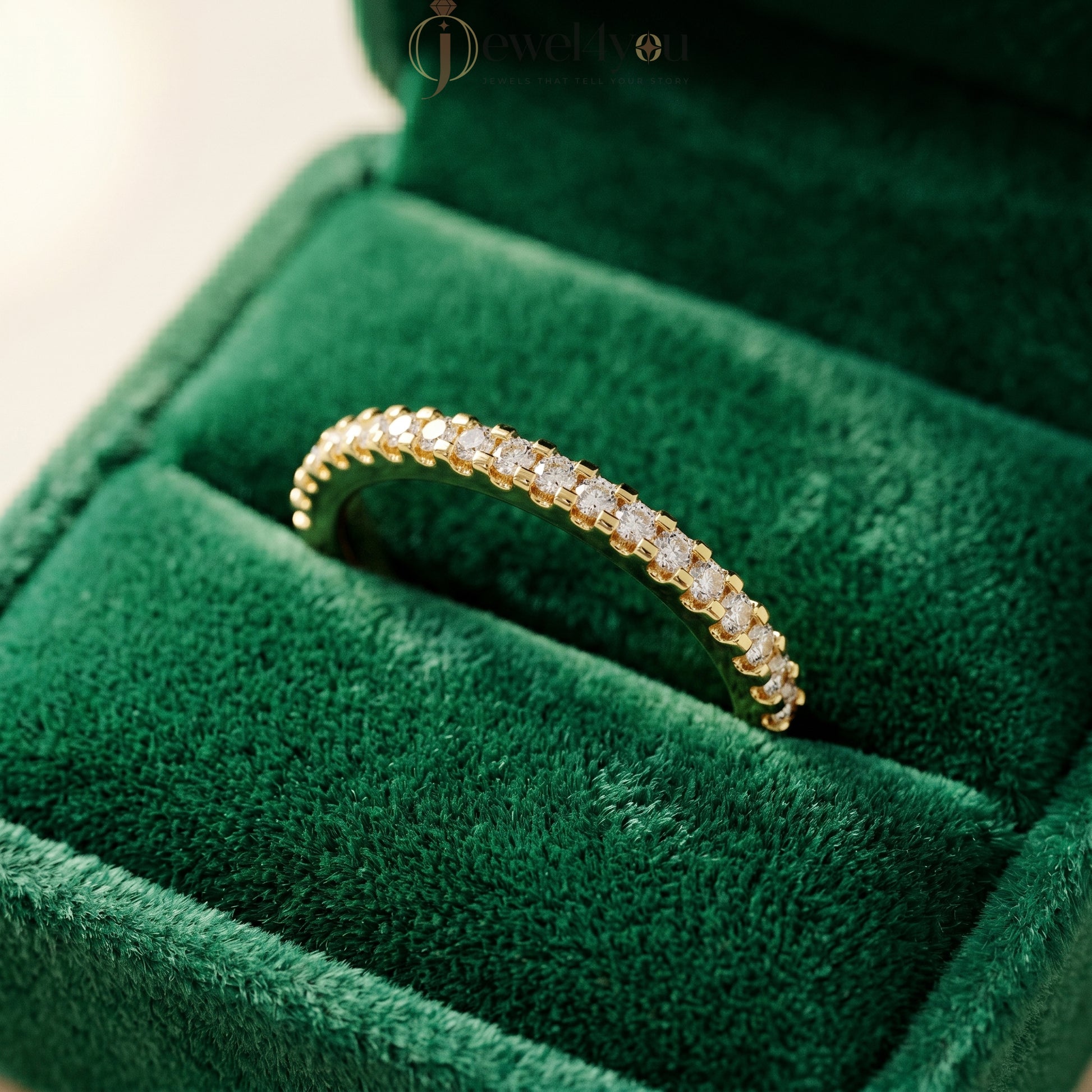ROUND DIAMOND YELLOW GOLD BAND 