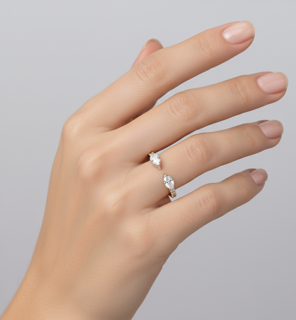 MARQUISE AND ROUND DIAMOND YELLOW GOLD RING ##YELLOW GOLD